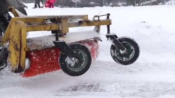 拖拉机清洗雪扫雪机视频