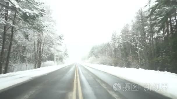 美丽的冬天雪路