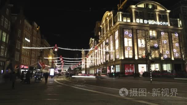 阿姆斯特丹，荷兰2017 年 1 月 5 日 阿姆斯特丹市夜晚街道上不同移动运输  路人的剪影。时间流逝。2017 年 1视频