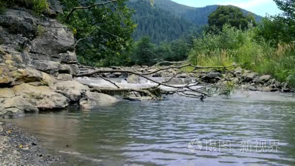 冬天的山景。 喀尔巴阡山丘陵和村庄全景视频