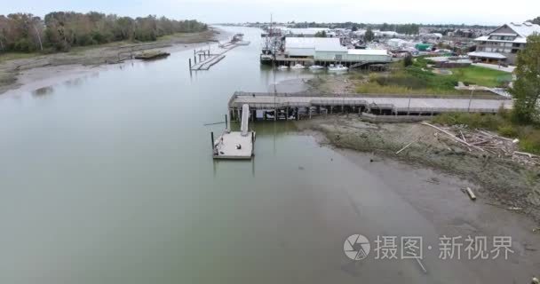 船只停泊的码头沿岸的鸟瞰图视频