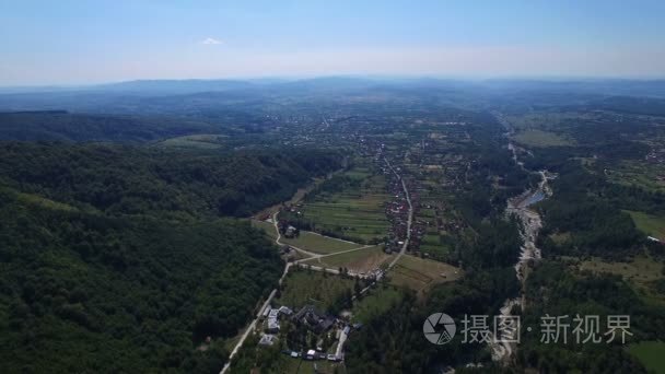 Polovragi 公社和绿色的小山，罗马尼亚的鸟瞰图视频