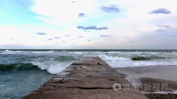 观码头与大海在有风的天气