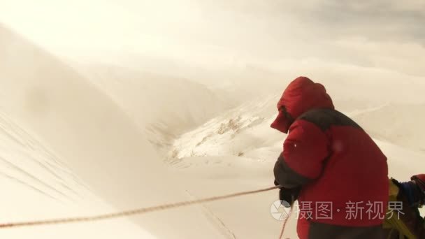 登山远足在雪山视频