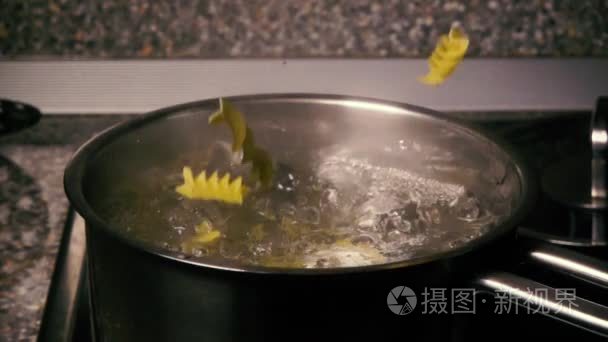 慢动作面食落入水视频