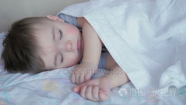 小男孩 2 年老睡在婴儿床
