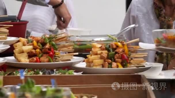 人们抓住食物从婚礼酒会视频