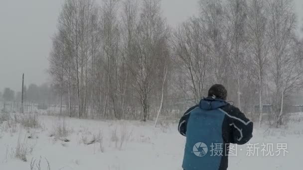 在冬季降雪欢呼雀跃的人视频