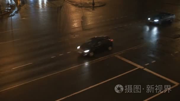 汽车停在交通灯。游戏中时光倒流。在城市街道上的汽车的快速运动。在晚上的时间
