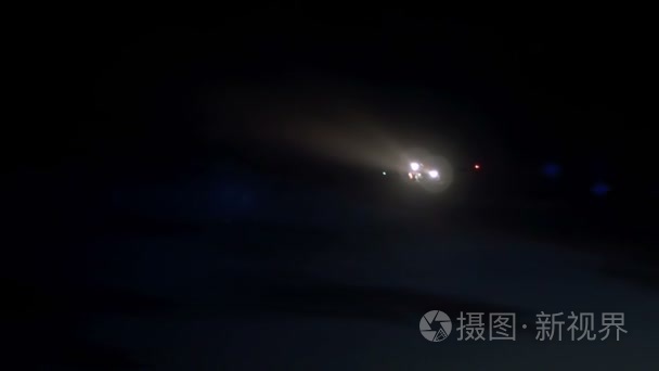 客机在夜空中视频