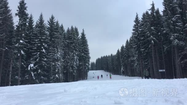 人骑在正常轨道上滑雪胜地视频