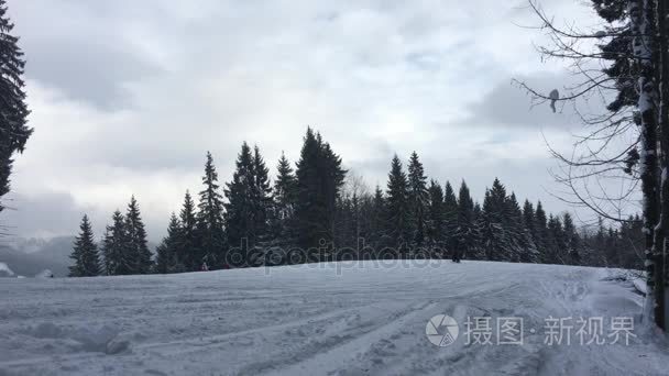 人骑在正常轨道上滑雪胜地视频