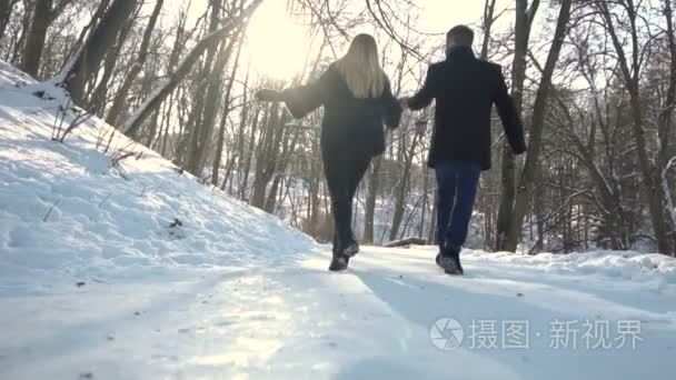 男人和女人走冬季公园视频