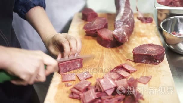 在工业的餐厅的厨房里烹调的肉准备