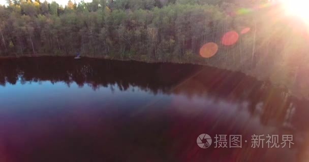 秋天的森林和湖泊上方飞视频