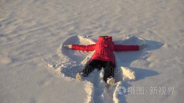 素材女人做雪天使视频