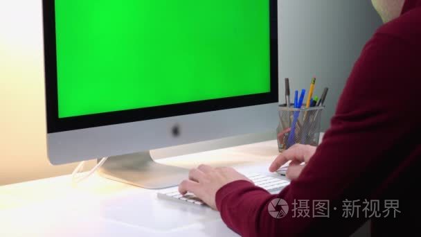 计算机上绿色背景的设计师作品视频
