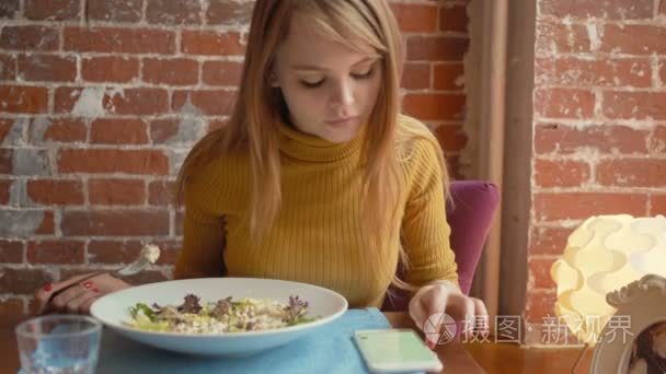 女人坐在桌旁餐饮食品的自助餐厅，女孩喝咖啡休息时间使用智能手机网络通信在线社会消息视频