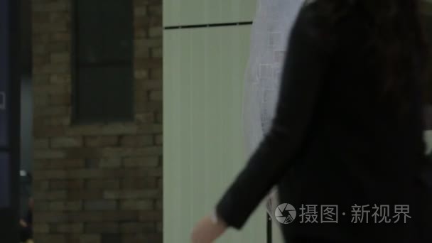 高科技女性雕塑倾斜拍摄视频