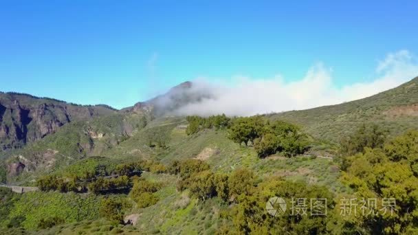 郁郁葱葱的景观和火山山脉飞越视频