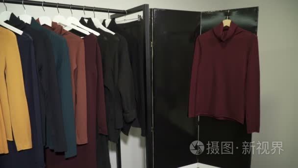 在精品店的衣服的衣架视频