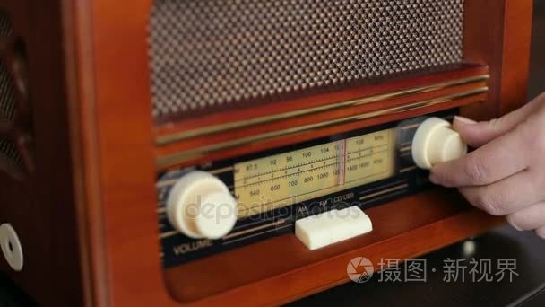 手调谐 fm 收音机按钮。老式的立体声和控制按钮