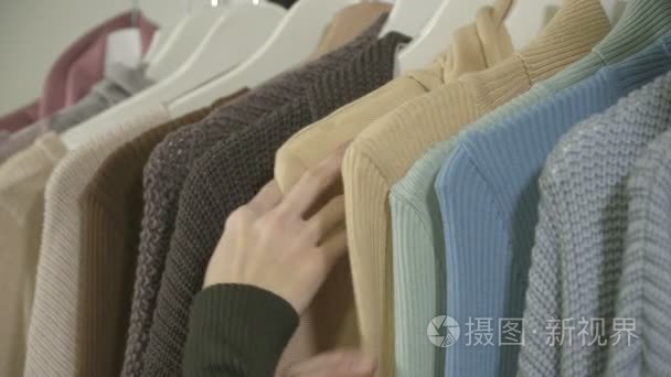 特写的女人手收拾衣服在精品店视频