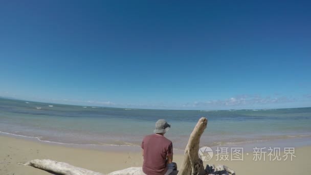 独自一人坐在海洋附近的冥想人视频
