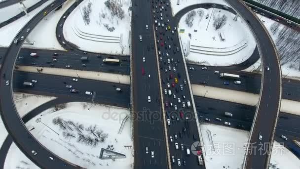 很多交叉的公路。无人机的鸟瞰图