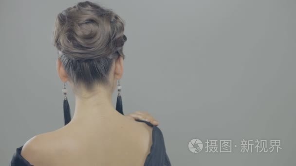 华丽的黑发女人给吹吻到右