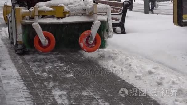 关闭铁扫雪机推雪走视频