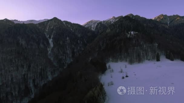 空中冬天山日落景观视频