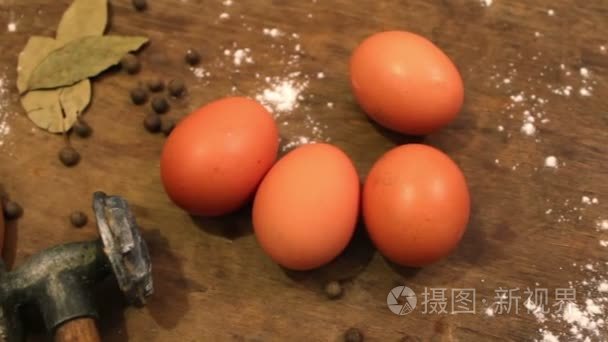 生鸡蛋锤打肉旁边桌子上鸡柳视频