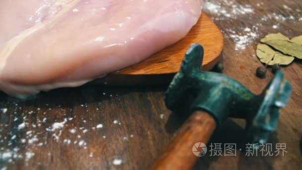 生鸡蛋锤打肉旁边桌子上鸡柳视频