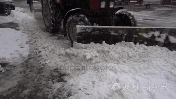 吹雪机清理大量的雪视频