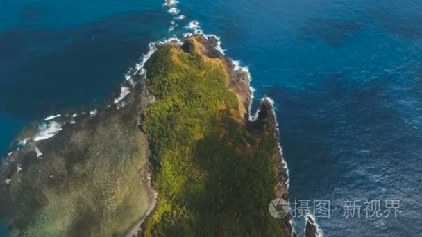 与热带岛屿、 沙滩、 岩石和波浪的海景。卡坦端内，菲律宾