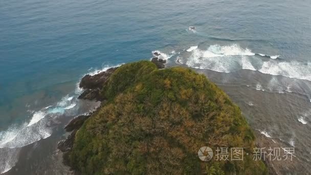 与热带岛屿、 沙滩、 岩石和波浪的海景。卡坦端内，菲律宾