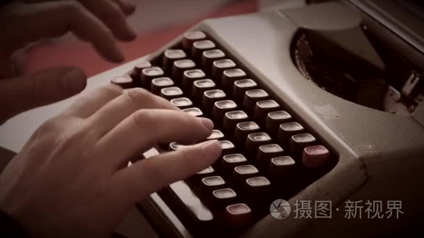 拍摄的复古风格打字机机视频