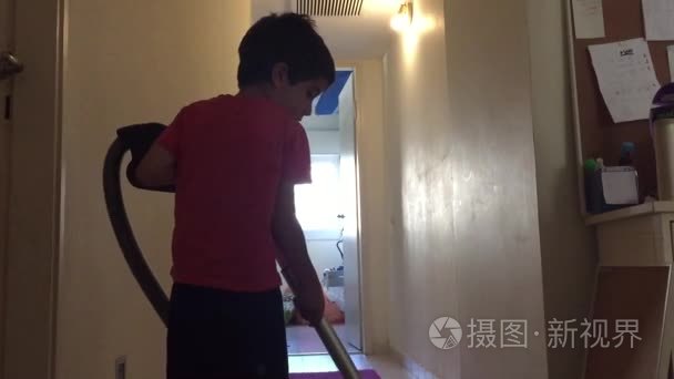 孩子使用真空吸尘器除尘地毯视频