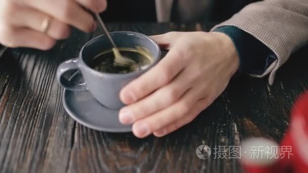 在一杯咖啡加糖搅拌的特写视频