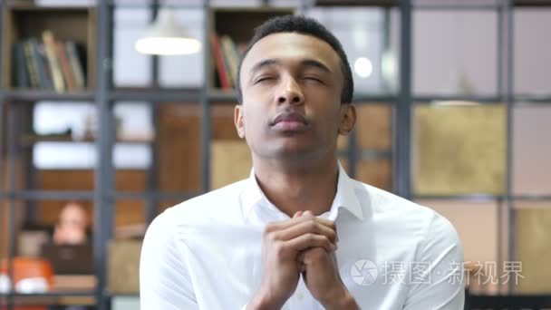 祈祷的黑人男子在办公室视频