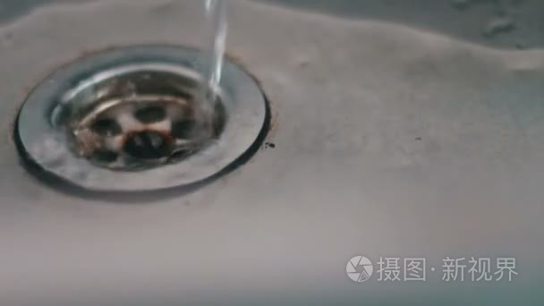 水槽里的水排水沟视频