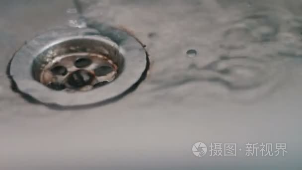 水槽里的水排水沟视频