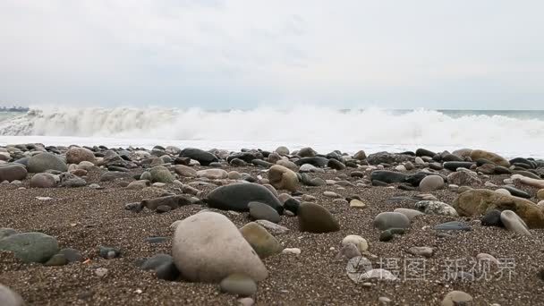 在海岸附近海面上的大浪视频