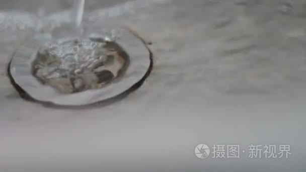 水槽里的水排水沟视频