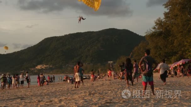 芭东，普吉岛，泰国 7 月 2016年 降落伞在热带的海滩上