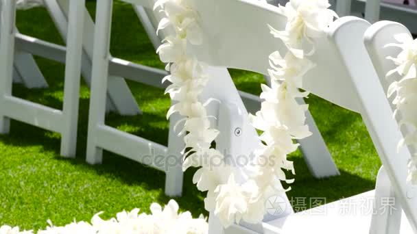 花雷的白色鸡蛋在椅子上的花环视频
