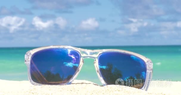 沙滩上度假旅游概念太阳镜视频