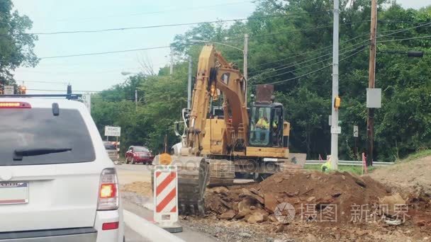 反铲挖土机在道路施工现场工作视频