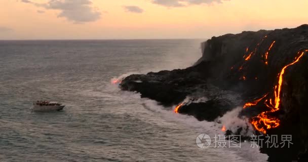 游客看着火山喷发熔岩流入海洋视频